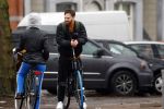 Amsterdam 3 februari 2022
Tim Hofman en Nienke Plas staan 20 minuten in de regen te kletsen op straat in Amsterdam centrum