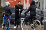 Amsterdam 3 februari 2022
Tim Hofman en Nienke Plas staan 20 minuten in de regen te kletsen op straat in Amsterdam centrum