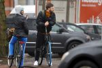 Amsterdam 3 februari 2022
Tim Hofman en Nienke Plas staan 20 minuten in de regen te kletsen op straat in Amsterdam centrum