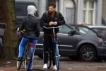 Amsterdam 3 februari 2022
Tim Hofman en Nienke Plas staan 20 minuten in de regen te kletsen op straat in Amsterdam centrum