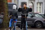 Amsterdam 3 februari 2022
Tim Hofman en Nienke Plas staan 20 minuten in de regen te kletsen op straat in Amsterdam centrum