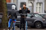 Amsterdam 3 februari 2022
Tim Hofman en Nienke Plas staan 20 minuten in de regen te kletsen op straat in Amsterdam centrum