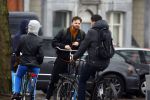 Amsterdam 3 februari 2022
Tim Hofman en Nienke Plas staan 20 minuten in de regen te kletsen op straat in Amsterdam centrum