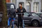 Amsterdam 3 februari 2022
Tim Hofman en Nienke Plas staan 20 minuten in de regen te kletsen op straat in Amsterdam centrum
