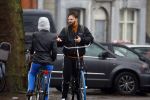 Amsterdam 3 februari 2022
Tim Hofman en Nienke Plas staan 20 minuten in de regen te kletsen op straat in Amsterdam centrum