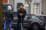 Amsterdam 3 februari 2022
Tim Hofman en Nienke Plas staan 20 minuten in de regen te kletsen op straat in Amsterdam centrum