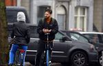 Amsterdam 3 februari 2022
Tim Hofman en Nienke Plas staan 20 minuten in de regen te kletsen op straat in Amsterdam centrum