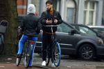 Amsterdam 3 februari 2022
Tim Hofman en Nienke Plas staan 20 minuten in de regen te kletsen op straat in Amsterdam centrum