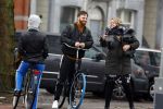 Amsterdam 3 februari 2022
Tim Hofman en Nienke Plas staan 20 minuten in de regen te kletsen op straat in Amsterdam centrum