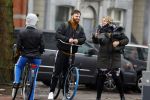 Amsterdam 3 februari 2022
Tim Hofman en Nienke Plas staan 20 minuten in de regen te kletsen op straat in Amsterdam centrum