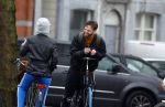 Amsterdam 3 februari 2022
Tim Hofman en Nienke Plas staan 20 minuten in de regen te kletsen op straat in Amsterdam centrum