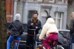 Amsterdam 3 februari 2022
Tim Hofman en Nienke Plas staan 20 minuten in de regen te kletsen op straat in Amsterdam centrum