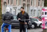 Amsterdam 3 februari 2022
Tim Hofman en Nienke Plas staan 20 minuten in de regen te kletsen op straat in Amsterdam centrum