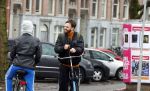 Amsterdam 3 februari 2022
Tim Hofman en Nienke Plas staan 20 minuten in de regen te kletsen op straat in Amsterdam centrum