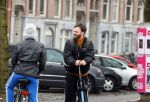 Amsterdam 3 februari 2022
Tim Hofman en Nienke Plas staan 20 minuten in de regen te kletsen op straat in Amsterdam centrum