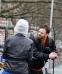 Amsterdam 3 februari 2022
Tim Hofman en Nienke Plas staan 20 minuten in de regen te kletsen op straat in Amsterdam centrum