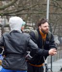 Amsterdam 3 februari 2022
Tim Hofman en Nienke Plas staan 20 minuten in de regen te kletsen op straat in Amsterdam centrum