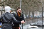 Amsterdam 3 februari 2022
Tim Hofman en Nienke Plas staan 20 minuten in de regen te kletsen op straat in Amsterdam centrum