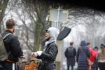 Amsterdam 3 februari 2022
Tim Hofman en Nienke Plas staan 20 minuten in de regen te kletsen op straat in Amsterdam centrum