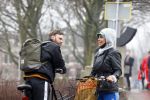 Amsterdam 3 februari 2022
Tim Hofman en Nienke Plas staan 20 minuten in de regen te kletsen op straat in Amsterdam centrum