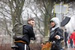 Amsterdam 3 februari 2022
Tim Hofman en Nienke Plas staan 20 minuten in de regen te kletsen op straat in Amsterdam centrum