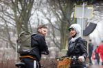 Amsterdam 3 februari 2022
Tim Hofman en Nienke Plas staan 20 minuten in de regen te kletsen op straat in Amsterdam centrum