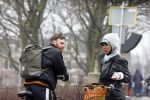 Amsterdam 3 februari 2022
Tim Hofman en Nienke Plas staan 20 minuten in de regen te kletsen op straat in Amsterdam centrum