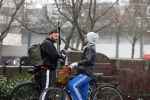 Amsterdam 3 februari 2022
Tim Hofman en Nienke Plas staan 20 minuten in de regen te kletsen op straat in Amsterdam centrum