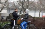 Amsterdam 3 februari 2022
Tim Hofman en Nienke Plas staan 20 minuten in de regen te kletsen op straat in Amsterdam centrum