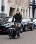 Amsterdam 15 januari 2022
Tim Oliehoek met zijn hond in bakfiets in Amsterdam zuid