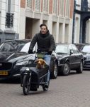 Amsterdam 15 januari 2022
Tim Oliehoek met zijn hond in bakfiets in Amsterdam zuid