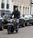 Amsterdam 15 januari 2022
Tim Oliehoek met zijn hond in bakfiets in Amsterdam zuid