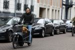 Amsterdam 15 januari 2022
Tim Oliehoek met zijn hond in bakfiets in Amsterdam zuid