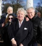 Laren 7 februari 2022
Boekpresentatie van Willibrord Frequin in het bonte paard. Rene v d Gijp reikte het eerste exemplaar uit . Fons de Poel is de schrijver. Willibrord met Martin en Jeroen Jorna (week v Willibrord)