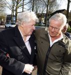 Laren 7 februari 2022
Boekpresentatie van Willibrord Frequin in het bonte paard. Rene v d Gijp reikte het eerste exemplaar uit . Fons de Poel is de schrijver.