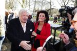 Laren 7 februari 2022
Boekpresentatie van Willibrord Frequin in het bonte paard. Rene v d Gijp reikte het eerste exemplaar uit . Fons de Poel is de schrijver.