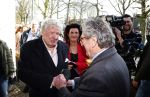 Laren 7 februari 2022
Boekpresentatie van Willibrord Frequin in het bonte paard. Rene v d Gijp reikte het eerste exemplaar uit . Fons de Poel is de schrijver.