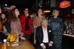 Laren 7 februari 2022
Boekpresentatie van Willibrord Frequin in het bonte paard. Rene v d Gijp reikte het eerste exemplaar uit . Fons de Poel is de schrijver.