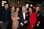 Laren 7 februari 2022
Boekpresentatie van Willibrord Frequin in het bonte paard. Rene v d Gijp reikte het eerste exemplaar uit . Fons de Poel is de schrijver. Willibrord met vrouw en kinderen
