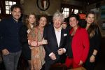 Laren 7 februari 2022
Boekpresentatie van Willibrord Frequin in het bonte paard. Rene v d Gijp reikte het eerste exemplaar uit . Fons de Poel is de schrijver. Willibrord met vrouw en kinderen