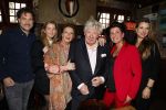 Laren 7 februari 2022
Boekpresentatie van Willibrord Frequin in het bonte paard. Rene v d Gijp reikte het eerste exemplaar uit . Fons de Poel is de schrijver. Willibrord met vrouw en kinderen