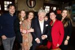 Laren 7 februari 2022
Boekpresentatie van Willibrord Frequin in het bonte paard. Rene v d Gijp reikte het eerste exemplaar uit . Fons de Poel is de schrijver. Willibrord met vrouw en kinderen