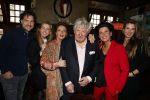 Laren 7 februari 2022
Boekpresentatie van Willibrord Frequin in het bonte paard. Rene v d Gijp reikte het eerste exemplaar uit . Fons de Poel is de schrijver. Willibrord met vrouw en kinderen