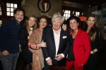 Laren 7 februari 2022
Boekpresentatie van Willibrord Frequin in het bonte paard. Rene v d Gijp reikte het eerste exemplaar uit . Fons de Poel is de schrijver. Willibrord met vrouw en kinderen