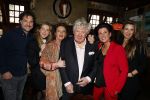 Laren 7 februari 2022
Boekpresentatie van Willibrord Frequin in het bonte paard. Rene v d Gijp reikte het eerste exemplaar uit . Fons de Poel is de schrijver. Willibrord met vrouw en kinderen