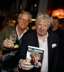 Laren 7 februari 2022
Boekpresentatie van Willibrord Frequin in het bonte paard. Rene v d Gijp reikte het eerste exemplaar uit . Fons de Poel is de schrijver.