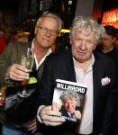 Laren 7 februari 2022
Boekpresentatie van Willibrord Frequin in het bonte paard. Rene v d Gijp reikte het eerste exemplaar uit . Fons de Poel is de schrijver.