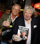 Laren 7 februari 2022
Boekpresentatie van Willibrord Frequin in het bonte paard. Rene v d Gijp reikte het eerste exemplaar uit . Fons de Poel is de schrijver.
