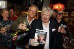 Laren 7 februari 2022
Boekpresentatie van Willibrord Frequin in het bonte paard. Rene v d Gijp reikte het eerste exemplaar uit . Fons de Poel is de schrijver.