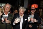 Laren 7 februari 2022
Boekpresentatie van Willibrord Frequin in het bonte paard. Rene v d Gijp reikte het eerste exemplaar uit . Fons de Poel is de schrijver.